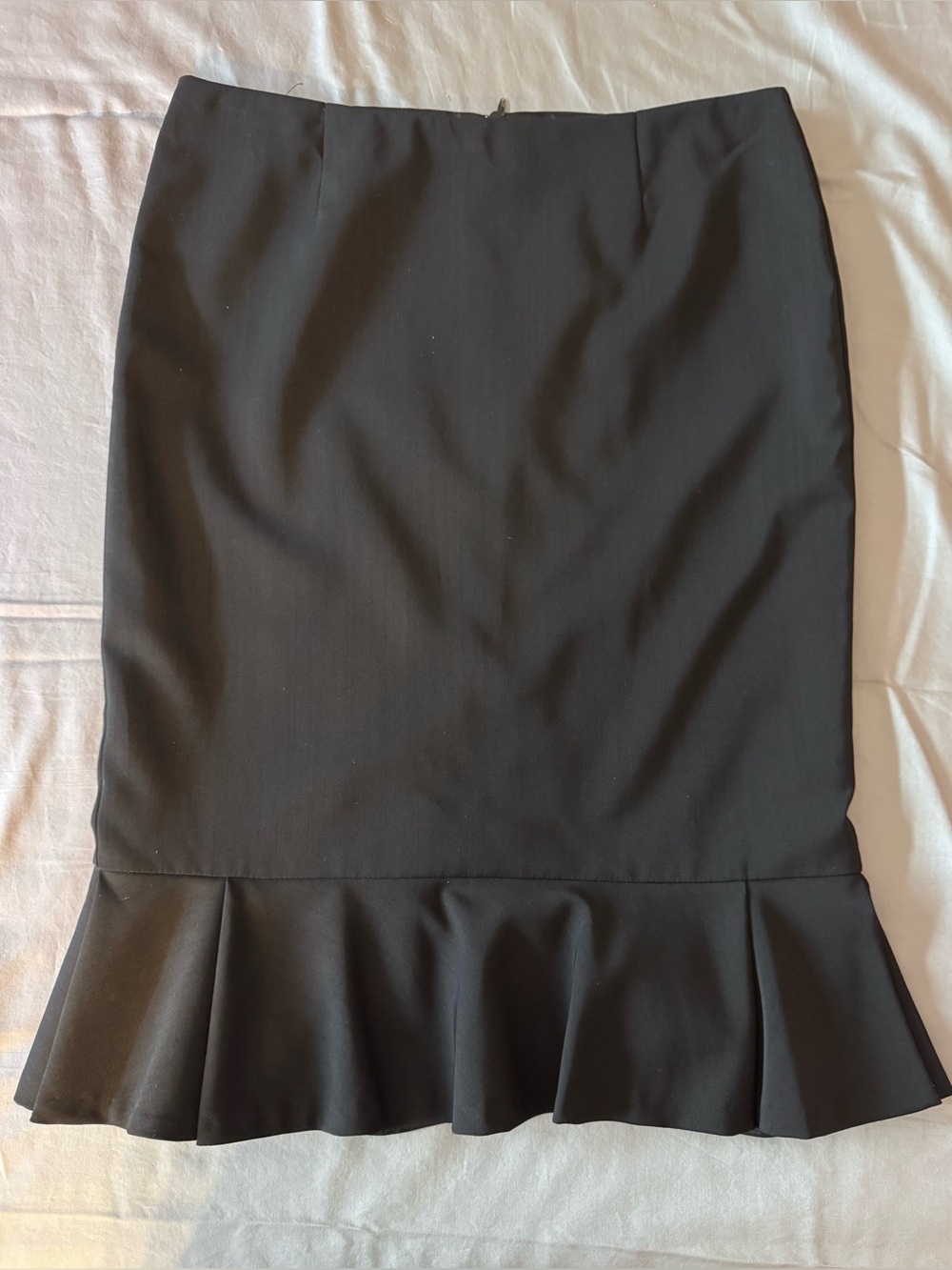 TRINA TURK Los Angeles Black Ruffle Hem Pencil
Midi wool Skirt Women's Size 4